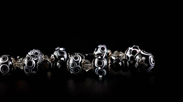 Une Chaîne Perles Décoratives Noires Blanches Sur Fond Noir — Photo