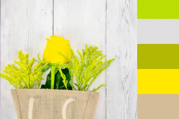 Sarı Gül Yapraklar Ahşap Arka Planda Renk Temalı Bir Alışveriş — Stok fotoğraf