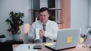 Adam içinde para olan bir zarf alır ve mutlu olur..