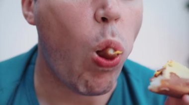 Beyaz arka planda izole edilmiş çörek yiyen beyaz bir adam..