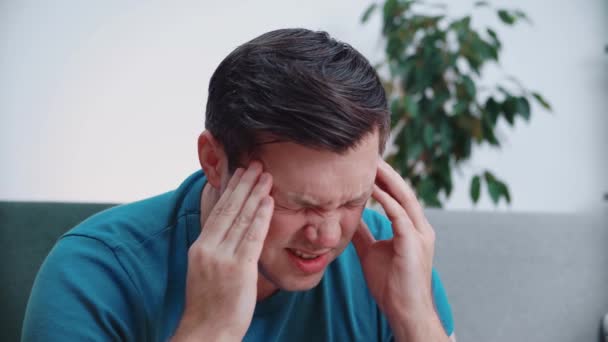 Seorang pria dewasa memegang kepalanya perkelahian migraine.Headache. — Stok Video