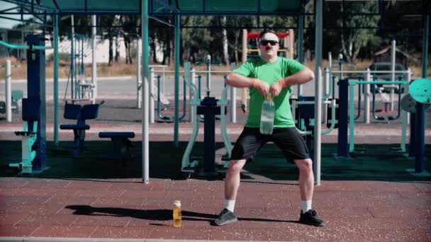 Wesoły sportowiec uprawia trening na boisku sportowym za pomocą improwizowanych środków.. — Wideo stockowe