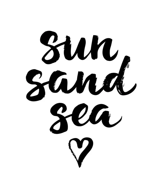 Tarjeta de verano con letras de pincel dibujado a mano. Sol, arena, llamada al mar — Vector de stock