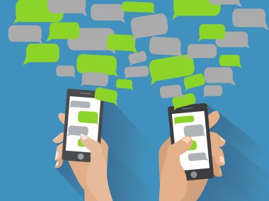 el siyah smartphone için metin boş konuşma balonları ile tutarak