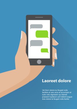 el siyah smartphone için metin boş konuşma balonları ile tutarak