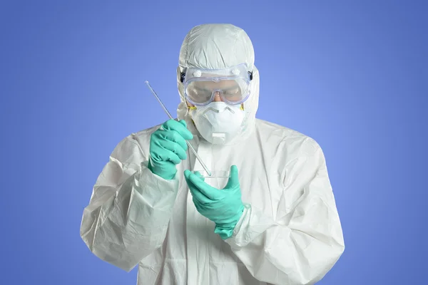 Científico en el laboratorio vistiendo un traje de materiales peligrosos — Foto de Stock