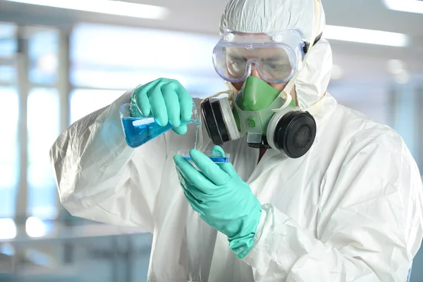 Cientista em vestuário de protecção que trabalha em laboratório — Fotografia de Stock
