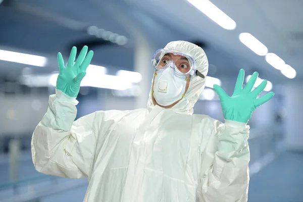 Científico en traje de materiales peligrosos de protección completa — Foto de Stock