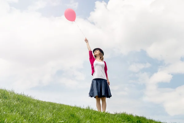 Chica feliz sosteniendo globo de aire — Foto de Stock