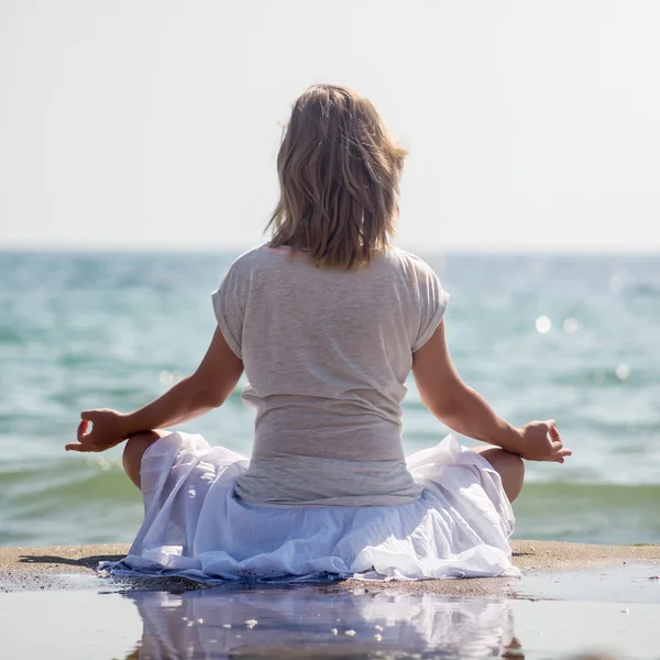 Nő meditál a tengeren — Stock Fotó