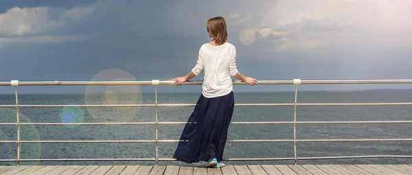 Mujer meditando en el mar — Foto de Stock