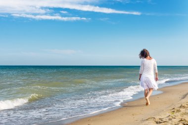 Kız plajda ayakta
