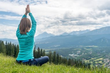 Kadın meditasyon dağlar