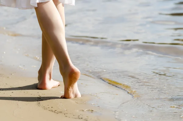Beach travel - woman walking — Stock Photo, Image