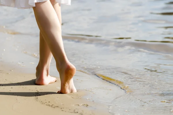 Beach-resa - kvinna gå — Stockfoto