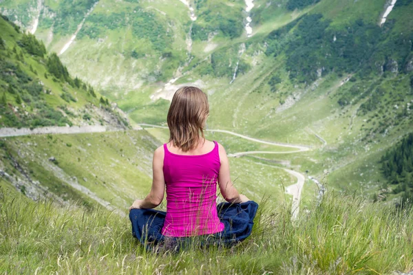 Jovem mulher meditar — Fotografia de Stock