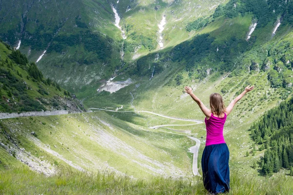 Junge Frauen meditieren — Stockfoto