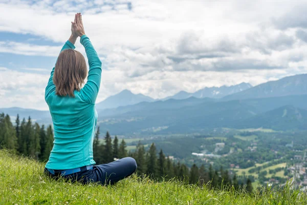 Nő meditálni a hegyek — Stock Fotó
