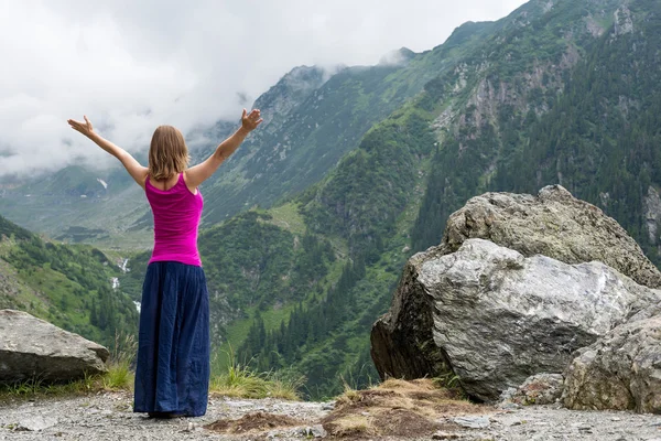 Meditálni, fiatal nő — Stock Fotó