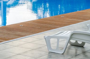 Yüzme Havuzu ve dinlenme koltuğu boş temiz