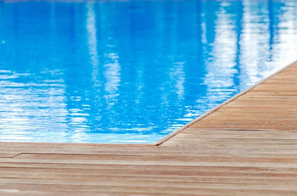 Piscine et terrasse en bois — Photo