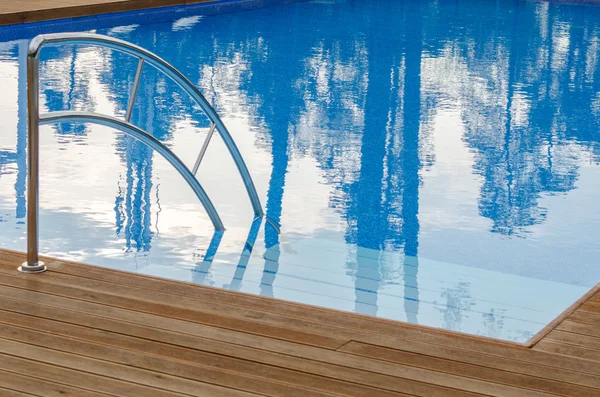 Piscina y cubierta de madera —  Fotos de Stock