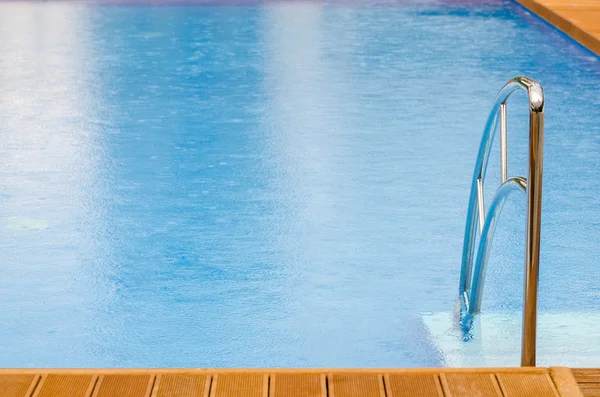 Svømmebasseng med trapp på hotell – stockfoto
