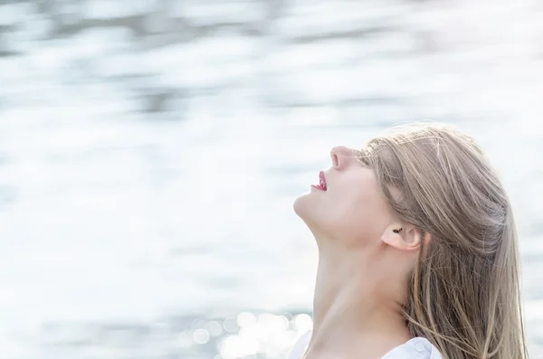 Bella ragazza sulla spiaggia — Foto Stock