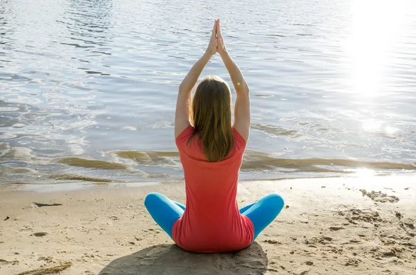 Mulher meditando no mar — Fotografia de Stock