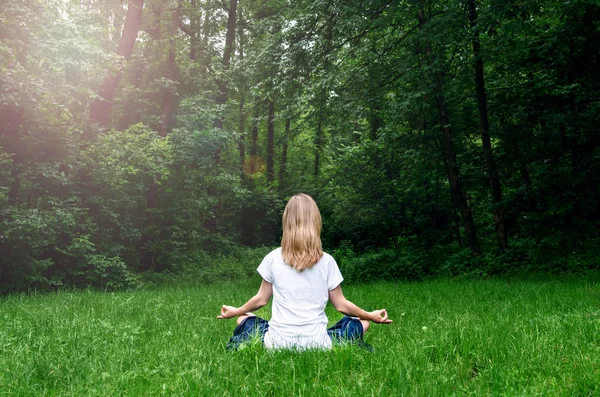 Kvinna som gör yoga i parken — Stockfoto