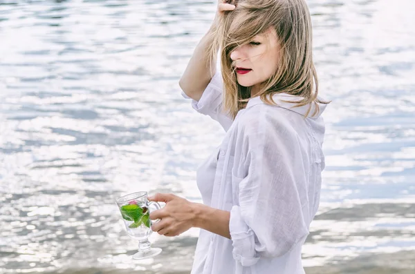 Retrato de mulher jovem em uma praia — Fotografia de Stock