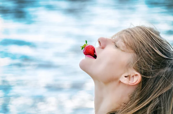 Vacker flicka på stranden med jordgubbe — Stockfoto
