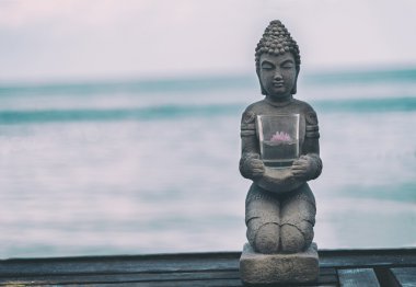 Buddha Statue denize yakın