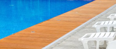 Yüzme Havuzu ve dinlenme koltuğu boş temiz