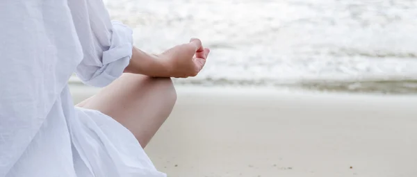 Frau meditiert am Meer — Stockfoto