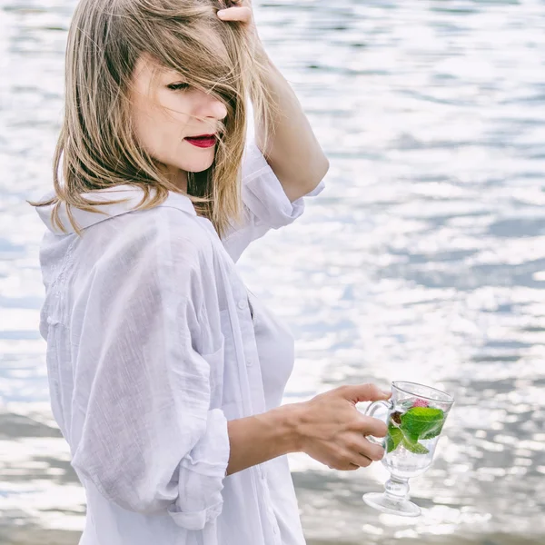 Retrato de mulher jovem em uma praia — Fotografia de Stock