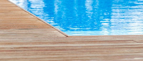 Piscine et terrasse en bois — Photo