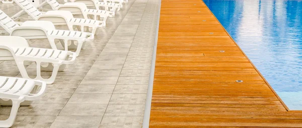 清潔なスイミング プールと安静時の空の椅子 — ストック写真