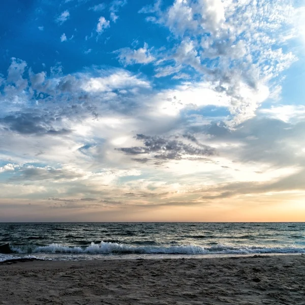 Denizin üzerinde yükselen güneş — Stok fotoğraf