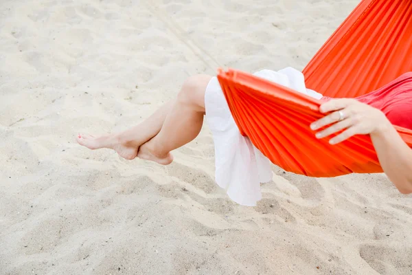 Woman legs relaxing on hammock — Stock Photo, Image