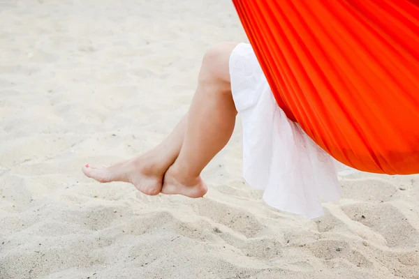 Woman legs relaxing on hammock — Stock Photo, Image