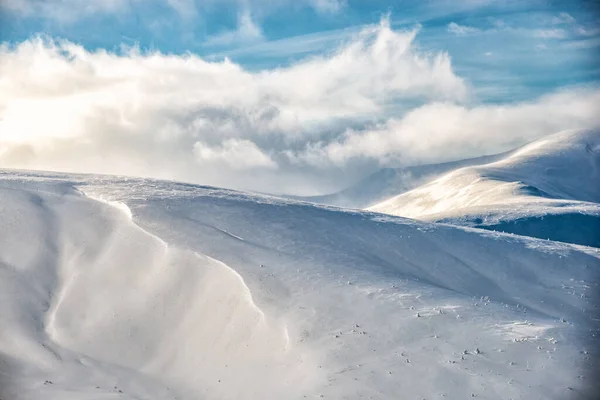 Winterlandschap in de bergen. Karpaten, Oekraïne — Stockfoto