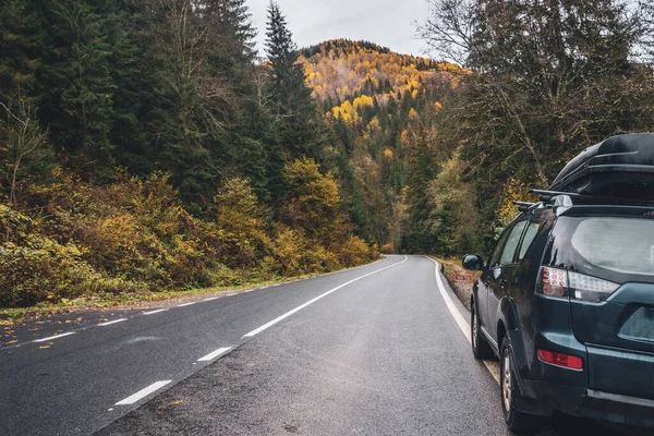 Auto voor onderweg. Herfstbergen — Stockfoto