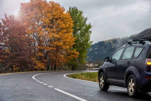 Car for traveling. Autumn mountains — Stock Photo, Image