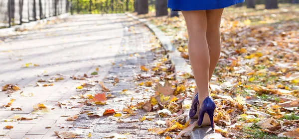 女性の足とハイヒールは通りを歩く — ストック写真