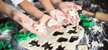 Anne ve kızı mutfakta yemek pişiriyor.