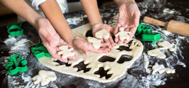 Anne ve kızı mutfakta yemek pişiriyor.