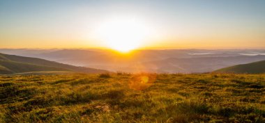 Atlılar üzerinde gün doğumu. Karpatyalı. Ukrayna
