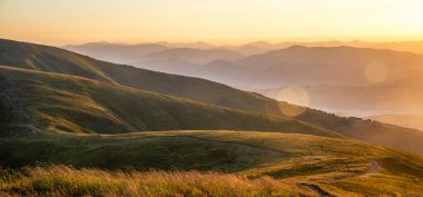 Atlılar üzerinde gün doğumu. Karpatyalı. Ukrayna