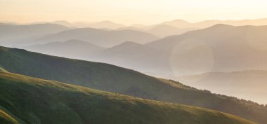 Atlılar üzerinde gün doğumu. Karpatyalı. Ukrayna